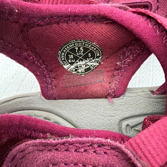 Keen Whisper Sandals Womens Size 7.5 Dark Pink Closed Toe - Picture 7 of 10